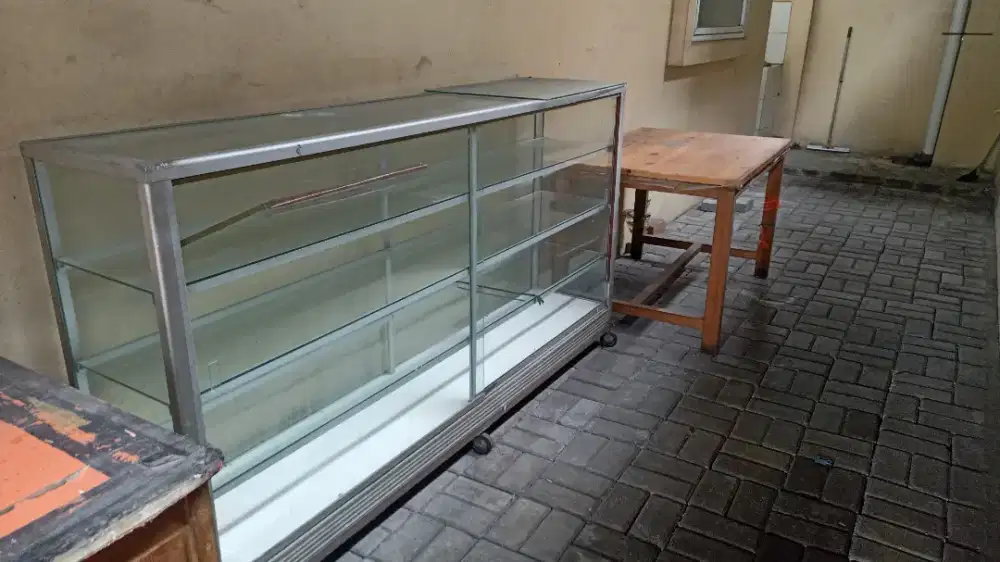 Etalase buat taruh barang