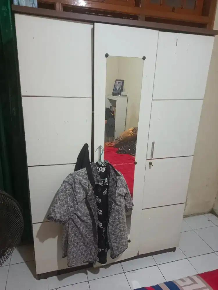 LEMARI DAN MEJA 500K