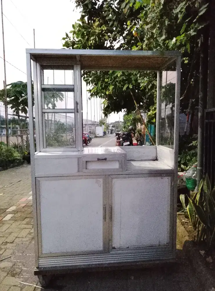 Gerobak jualan ada rodanya