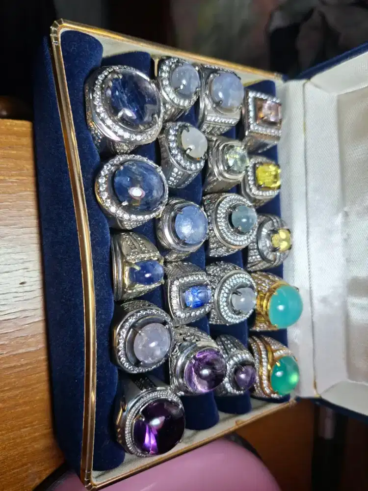 20 cincin ada blue safir,yellow safir. Purple safir. Bacan dan kecubun