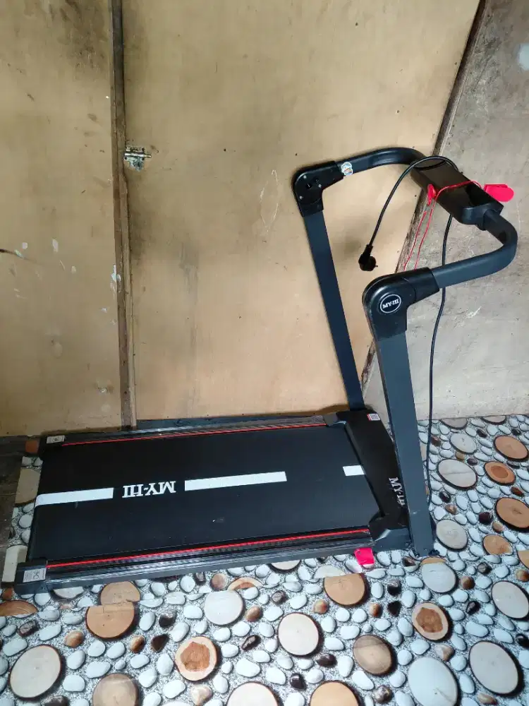 Treadmill kondisi baik dan jarang pakai msh baru posisi bjb