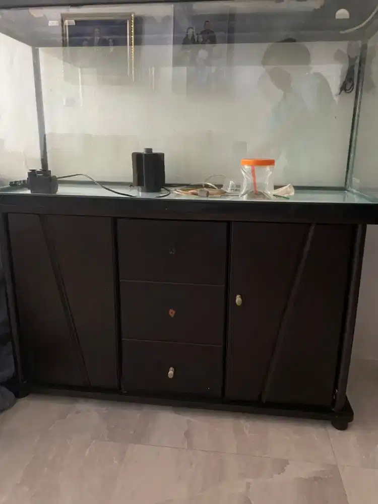 Aquarium besar + Lemari
