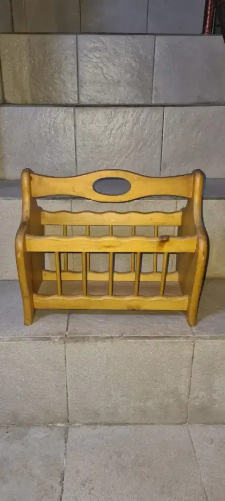 Tempat Majalah Kayu