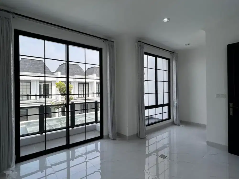 Disewakan Rumah Pasir Putih PIK2, Uk. 6x12,5, 2 Lantai, 3+1 KT, AC 4, Siap Pakai, Rp 120 Juta/Thn, Min. 2 Tahun