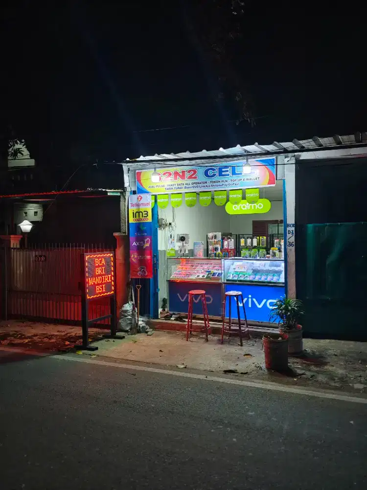 Jaga konter pulsa (wanita)