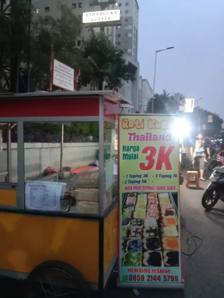 Lapak dan gerobak di streetfood kalibata d