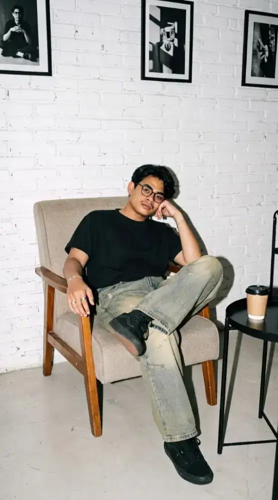 Mencari pekerjaan sebagai videografer,editor dan desain grafis