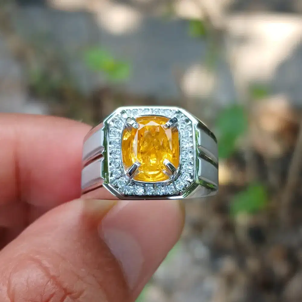 Natural Vivid Yellow Sapphire Srilanka 2.01 crt