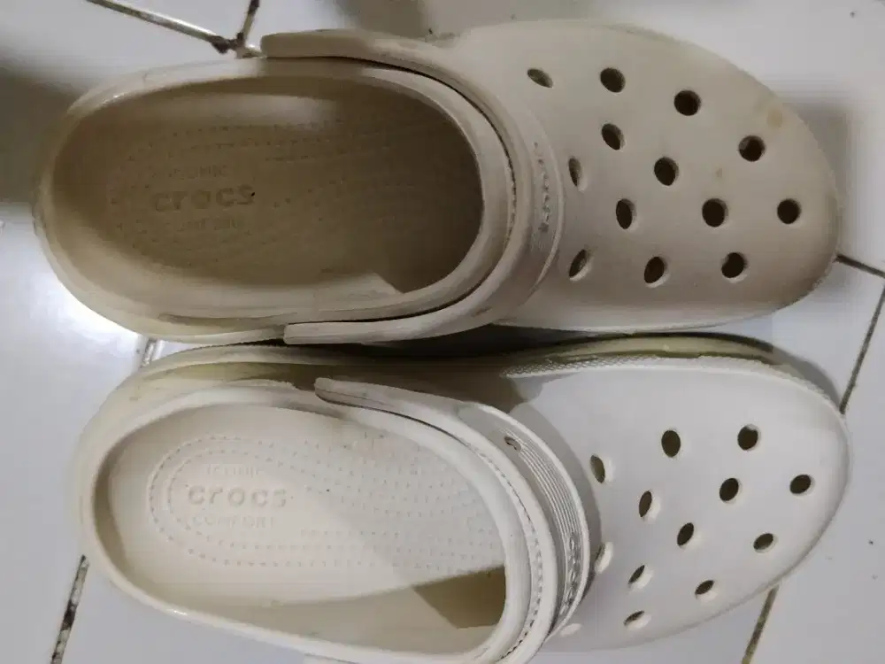 Sandal Crocs warna putih