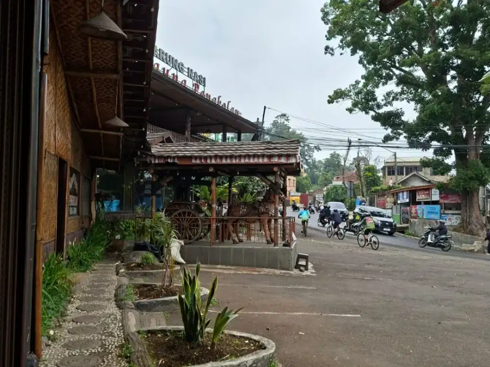 Dijual rumah siap huni dan komersial di Jalan raya lembang