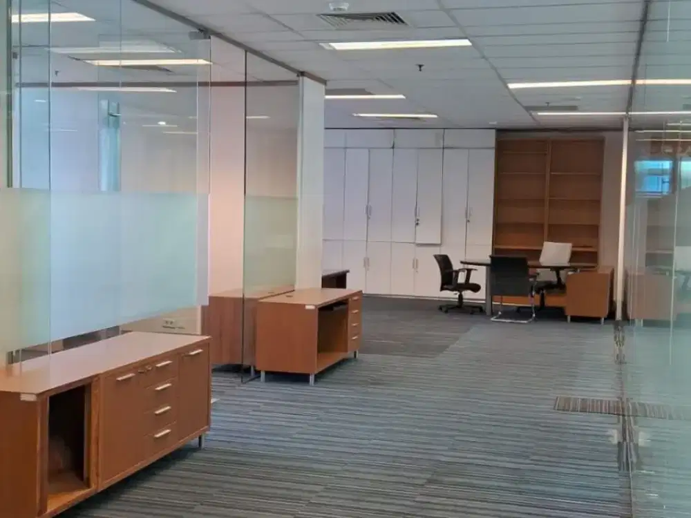 Sewa Kantor Semi Furnish 140 m2 di Recapital Building Blok M