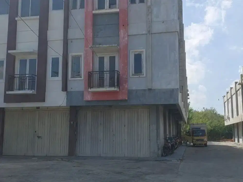 Disewakan Ruko 3 Lantai Hook Strategis di Komplek Senapati Kendari