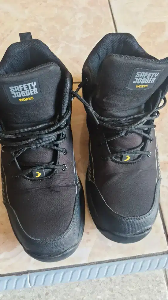 Safety Jogger hitam