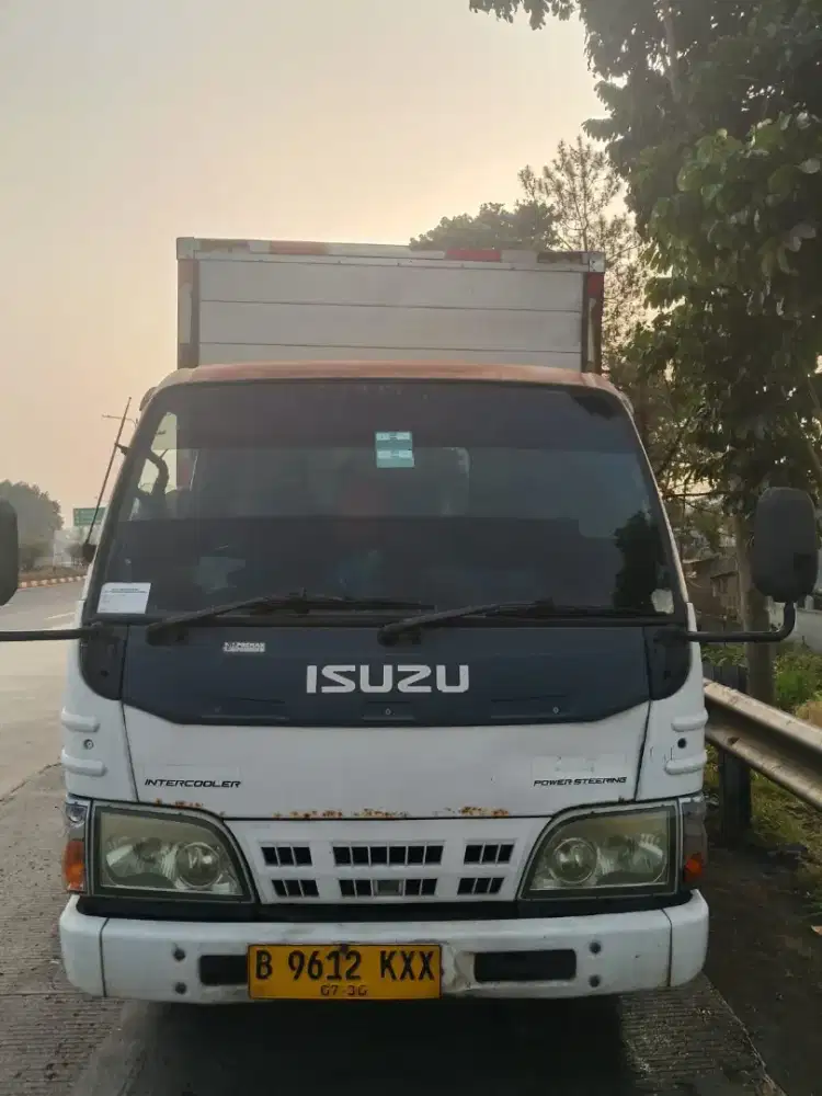 Isuzu elf box 2012