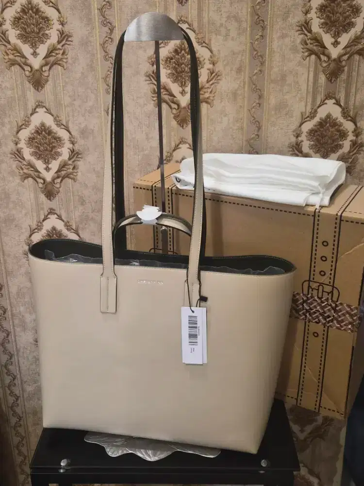 CHRISTY NG
SIZE L Scout Tote Bag
Beige