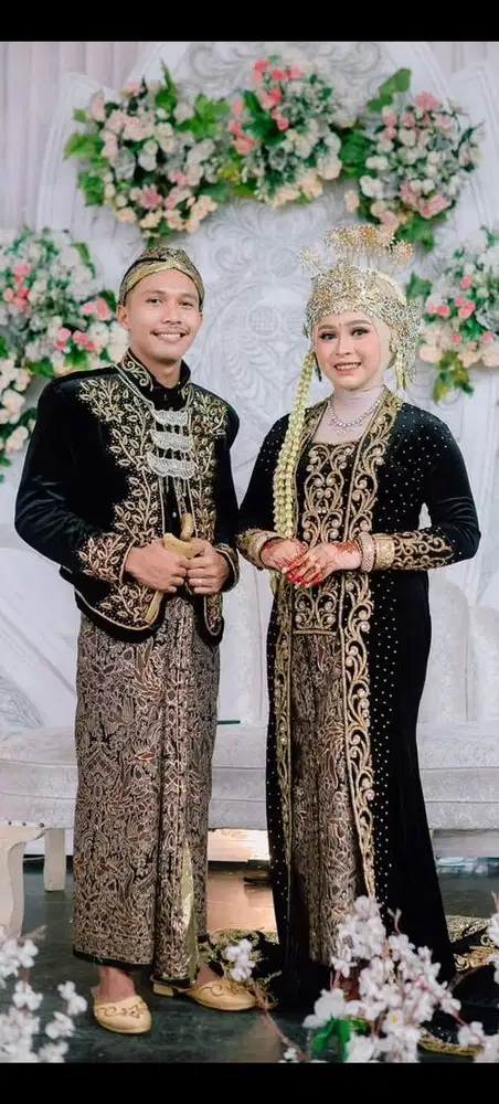 satu set baju adat jawa