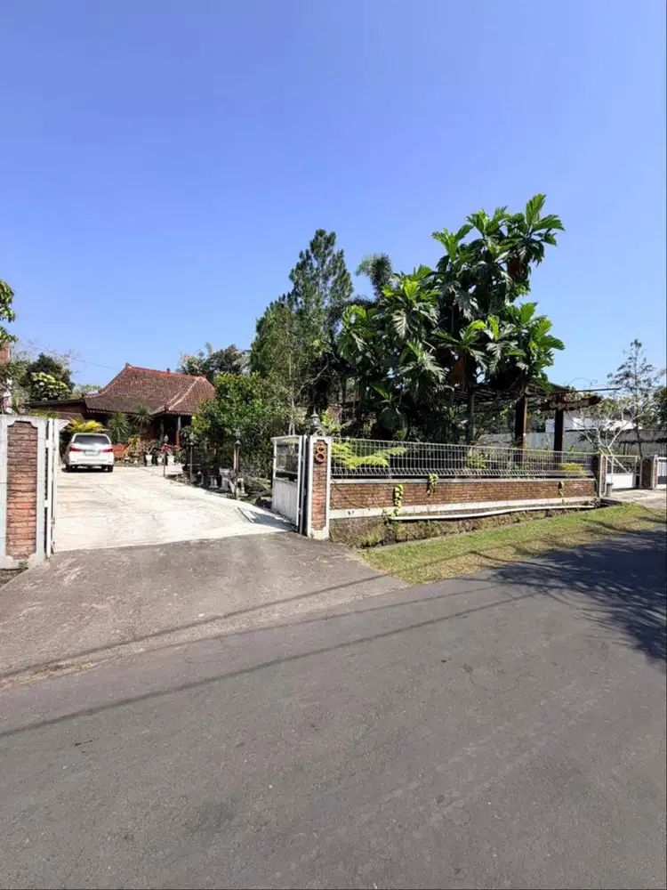 Villa Impian dengan Taman Luas di Lingkungan Sejuk Pakem