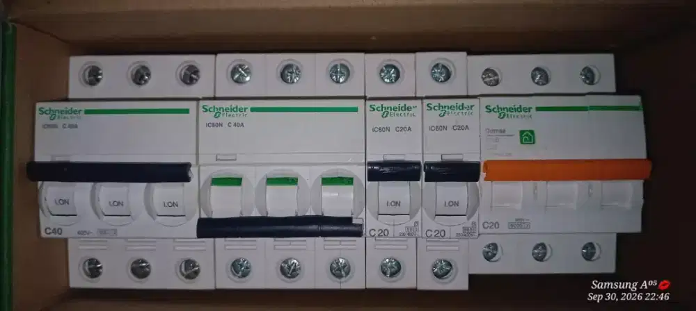 Mcb schneider 3phase 3pcs & 1phase 2pcs