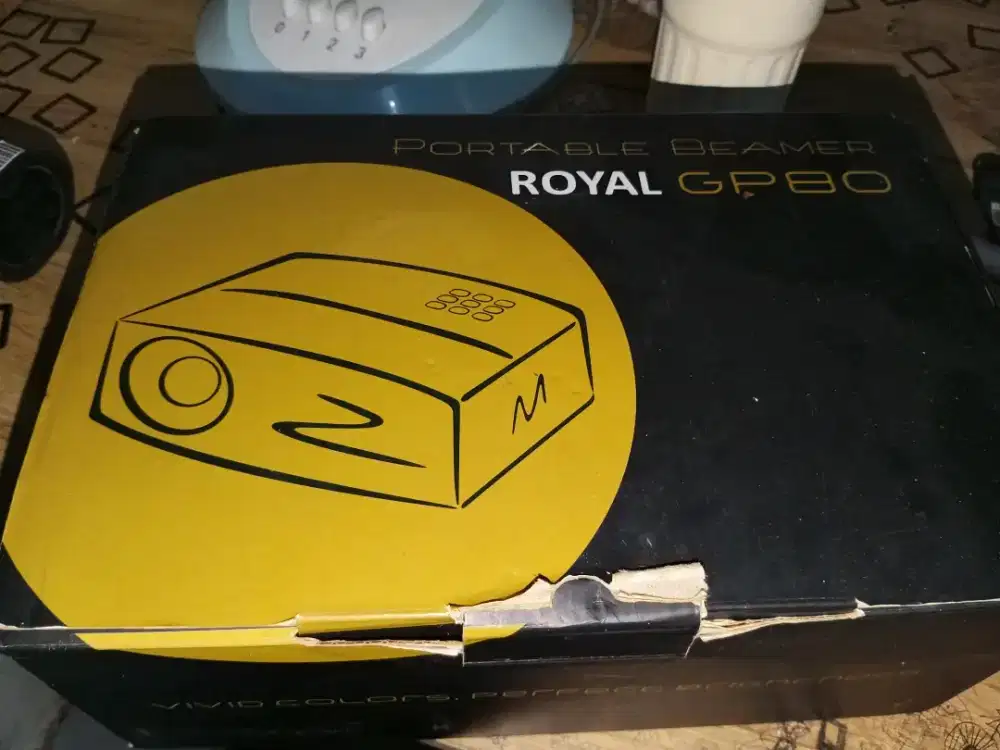 proyektor mini portabel merek Royal LED Projector.