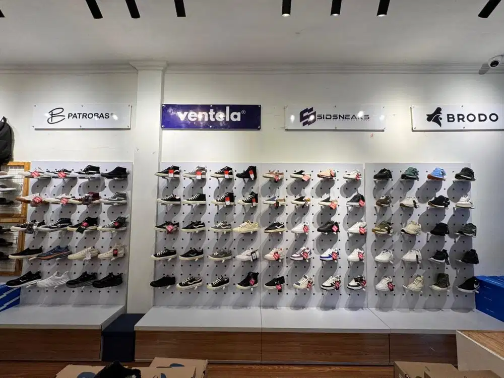 Rak Display Sepatu & Apparel