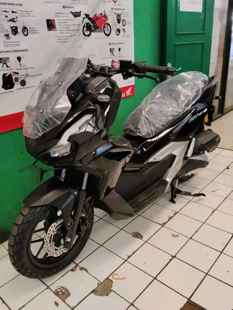 HONDA ADV 160 CBS HITAM