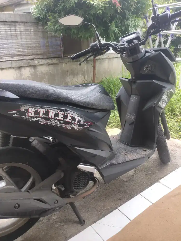 Ojek online antar sekolah dan lain lain.