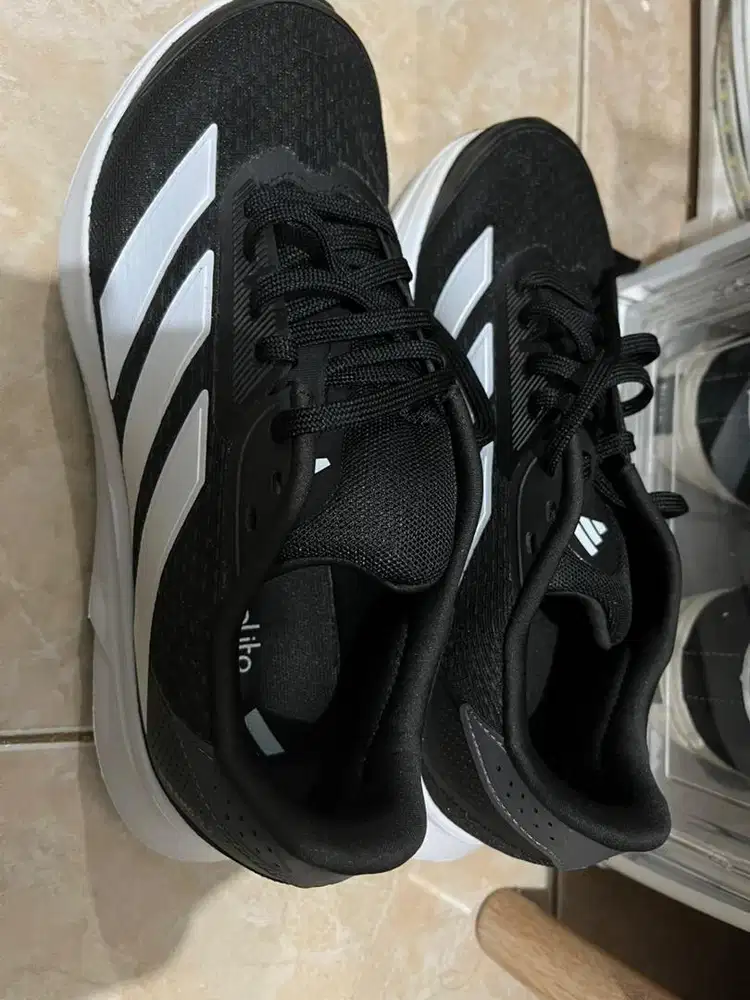 Sepatu running adidas