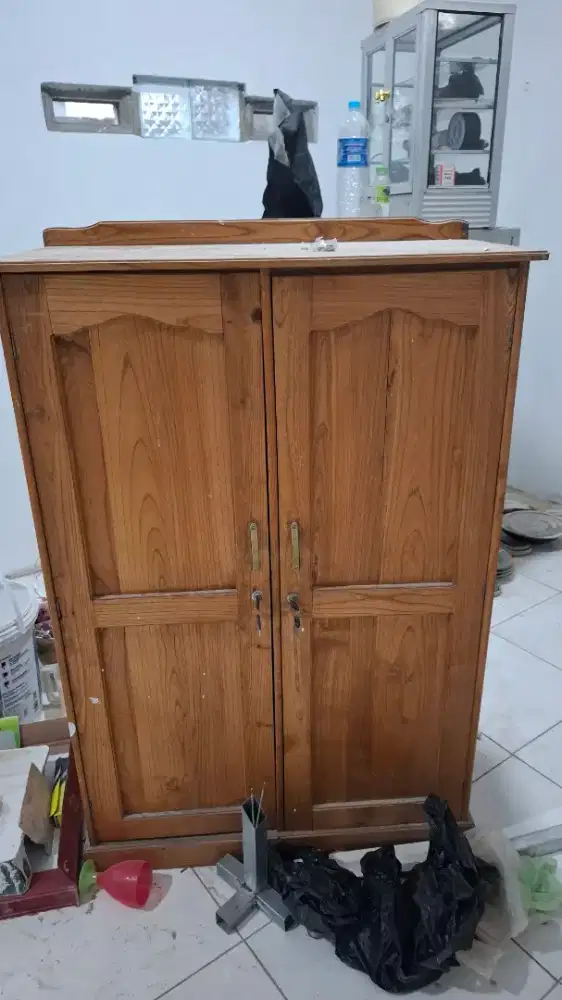 Lemari kayu pakaian