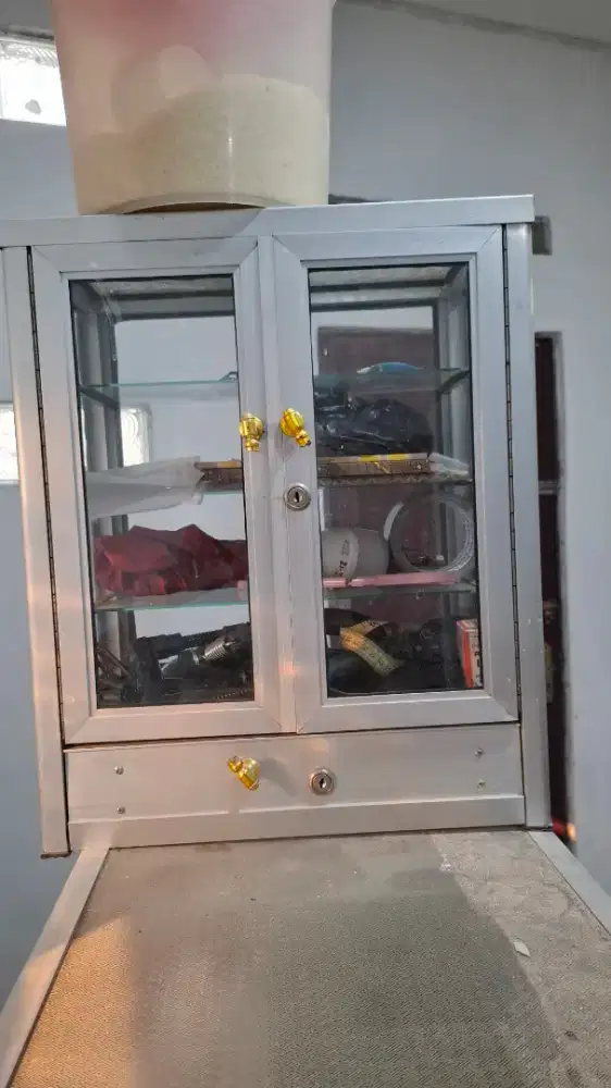 Etalase barang dagangan toko