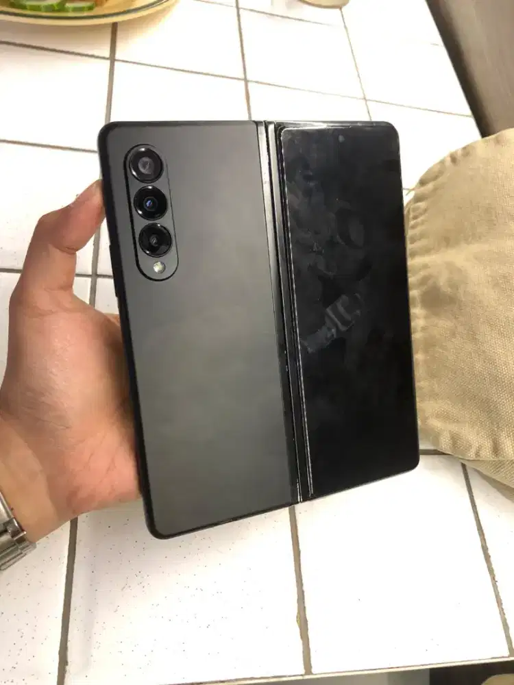 Samsung Z Fold 3 (12/256gb) hp, case, charge

Kondisi siap pake
