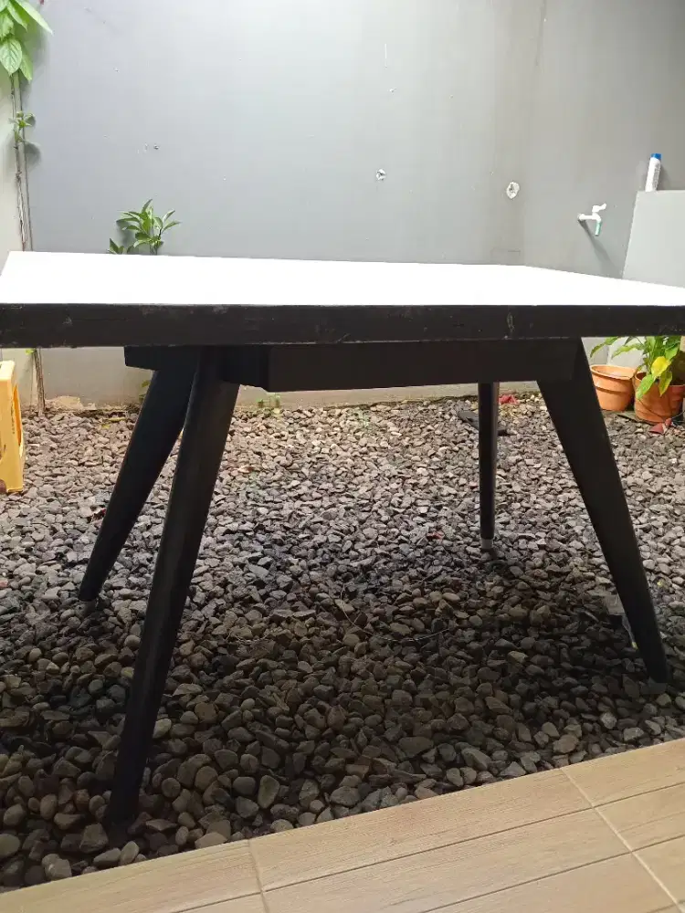 Meja makan minimalis