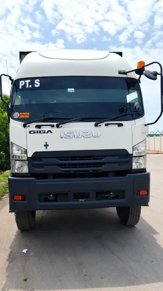 Isuzu wingbox tronton