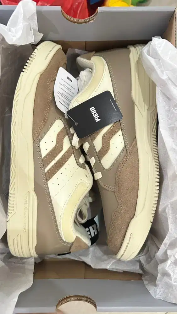 Sepatu piero baru dengan label uk 43