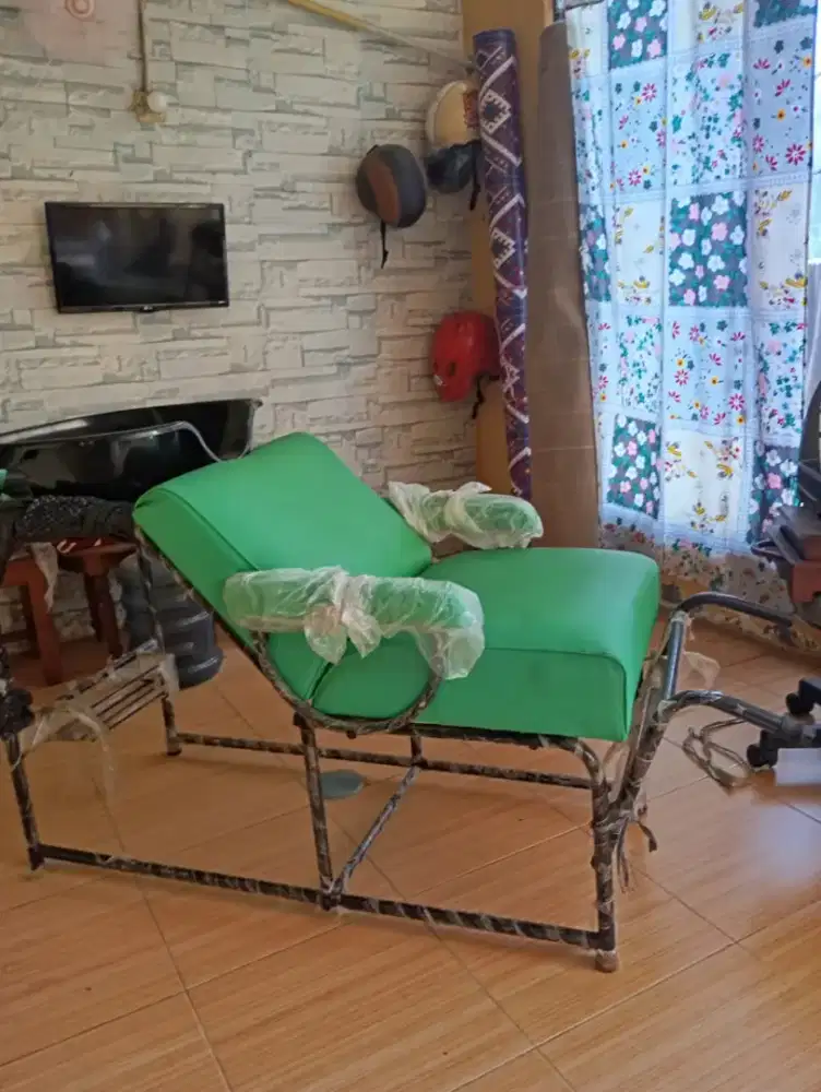 Kursi Salon Reclining Rangka Besi Jok Hijau