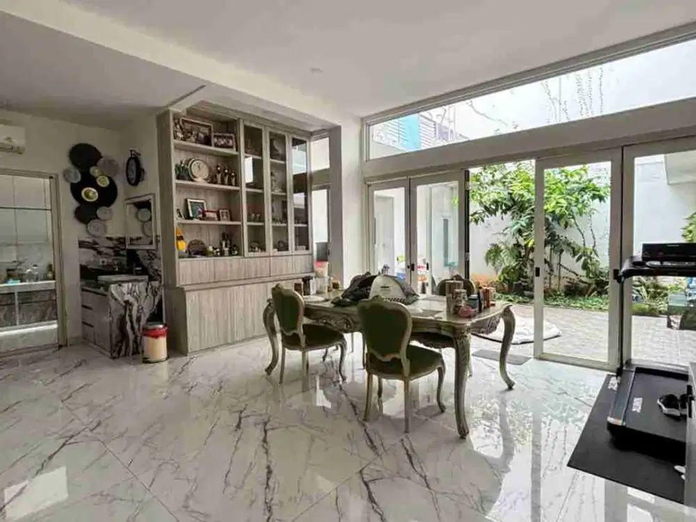 Rumah Mewah Full Renovasi & Semi Furnised  Siap Huni Lokasi Premium