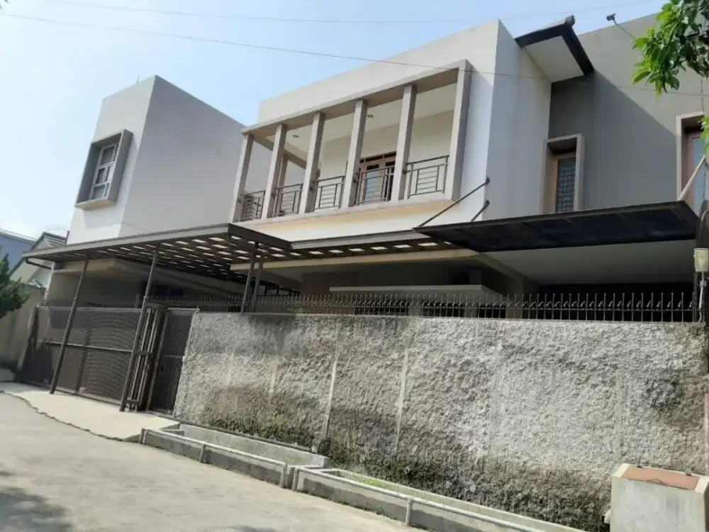 Rumah 3 Lantai Mewah dan Terawat Di Kopo Bandung
