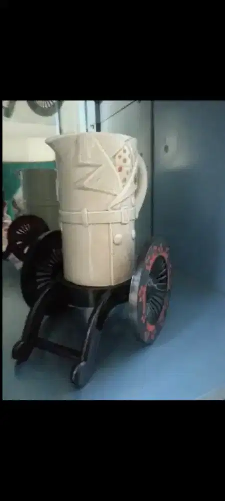 teko keramik + kereta mini  untuk pajang