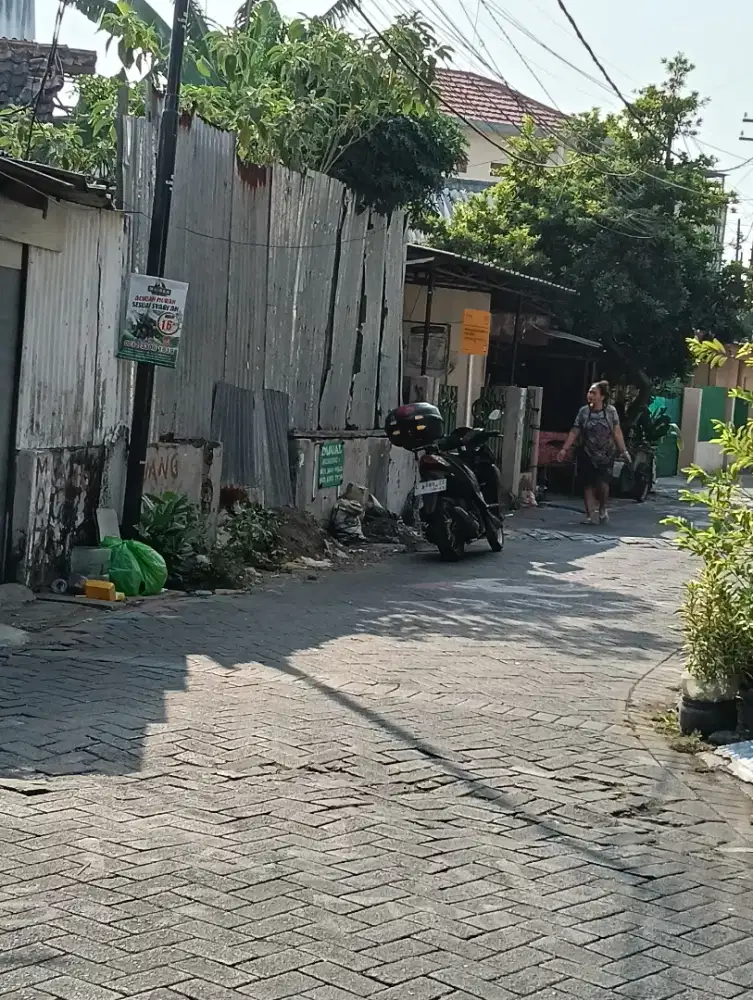 Tanah  di dekat kampus A dan B UNAIR