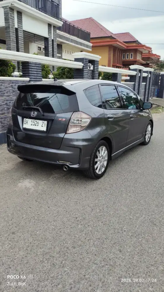 JUAL MOBIL HONDA JAZZ RS AT THN 2013 HATCHBACK