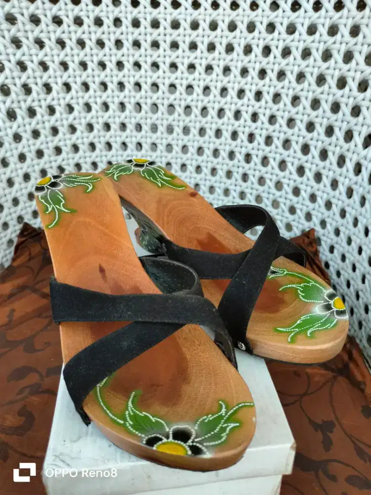 Sendal HighHeel motif thai