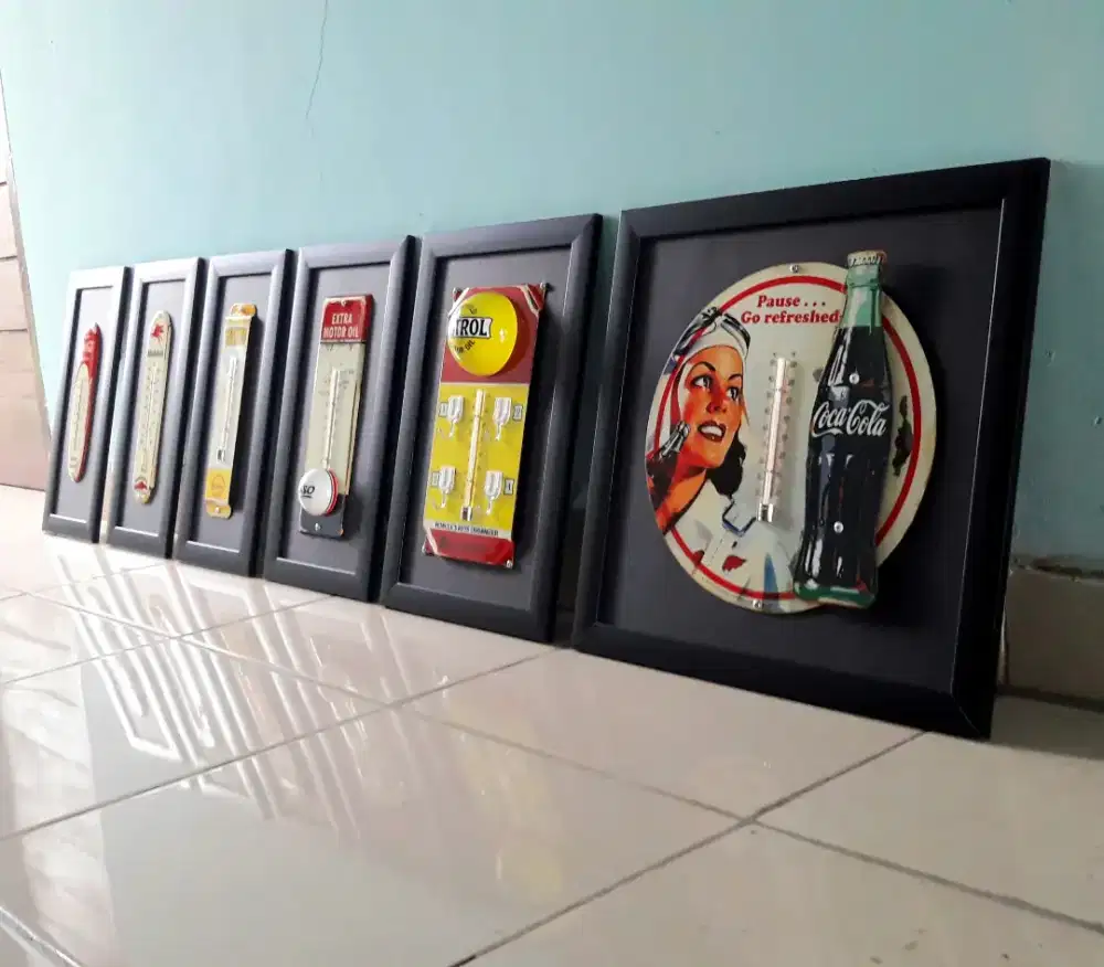 Satu set hiasan temperatur coca cola vintage antik lawas helm jadul
