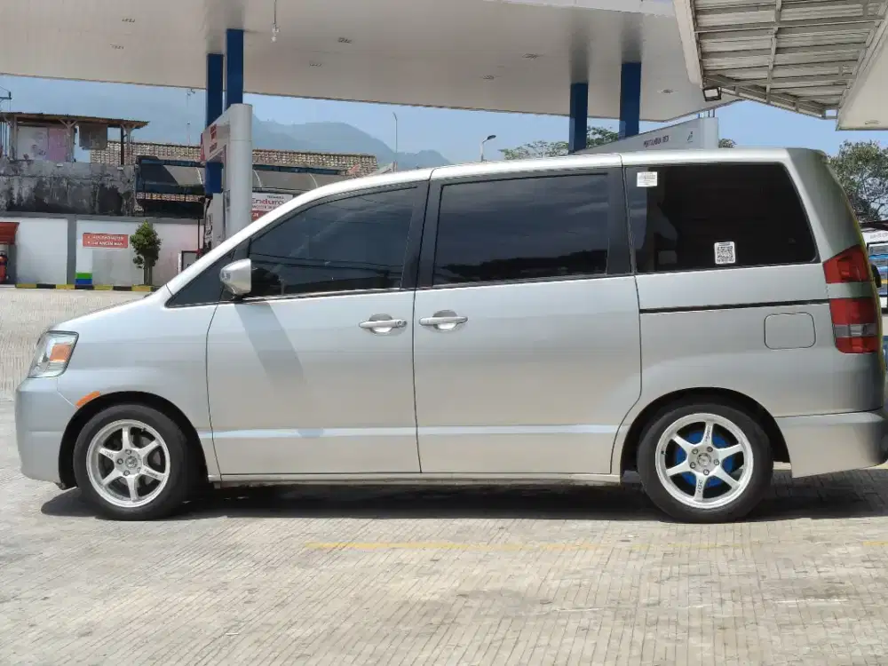 Toyota Noah sanrof monrof