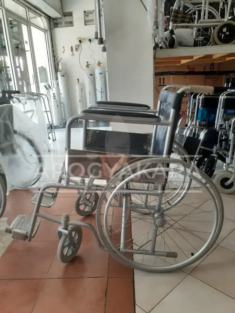 Kursi roda standart bekas