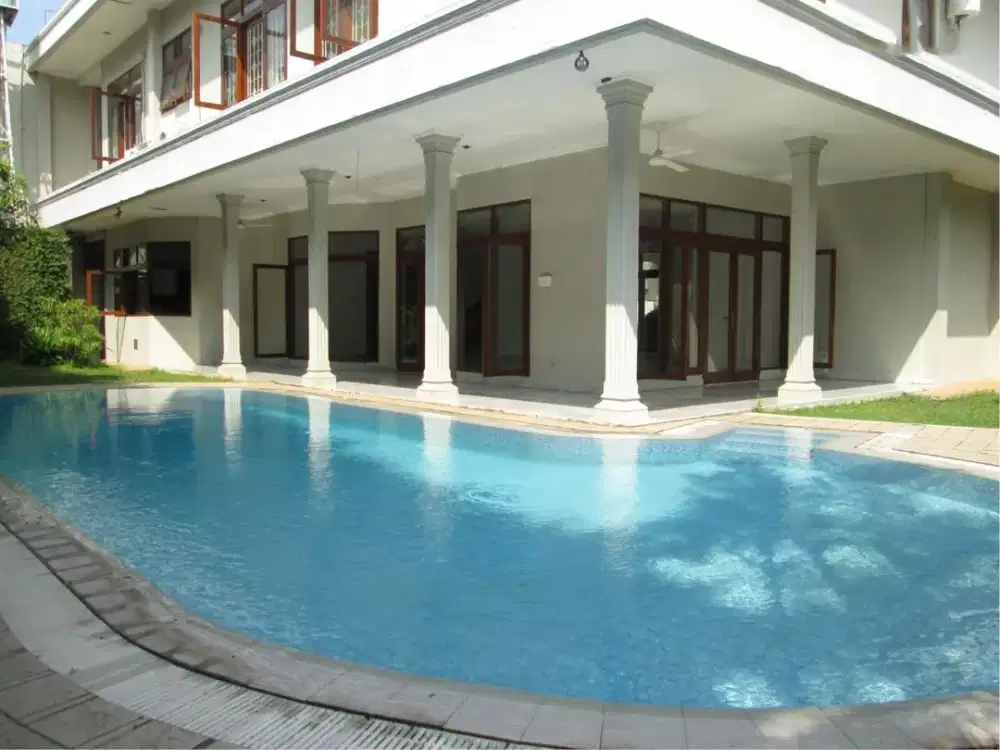 DISEWAKAN RUMAH MEWAH 2 LANTAI DENGAN KOLAM RENANG DI PASAR MINGGU JAKARTA SELATAN