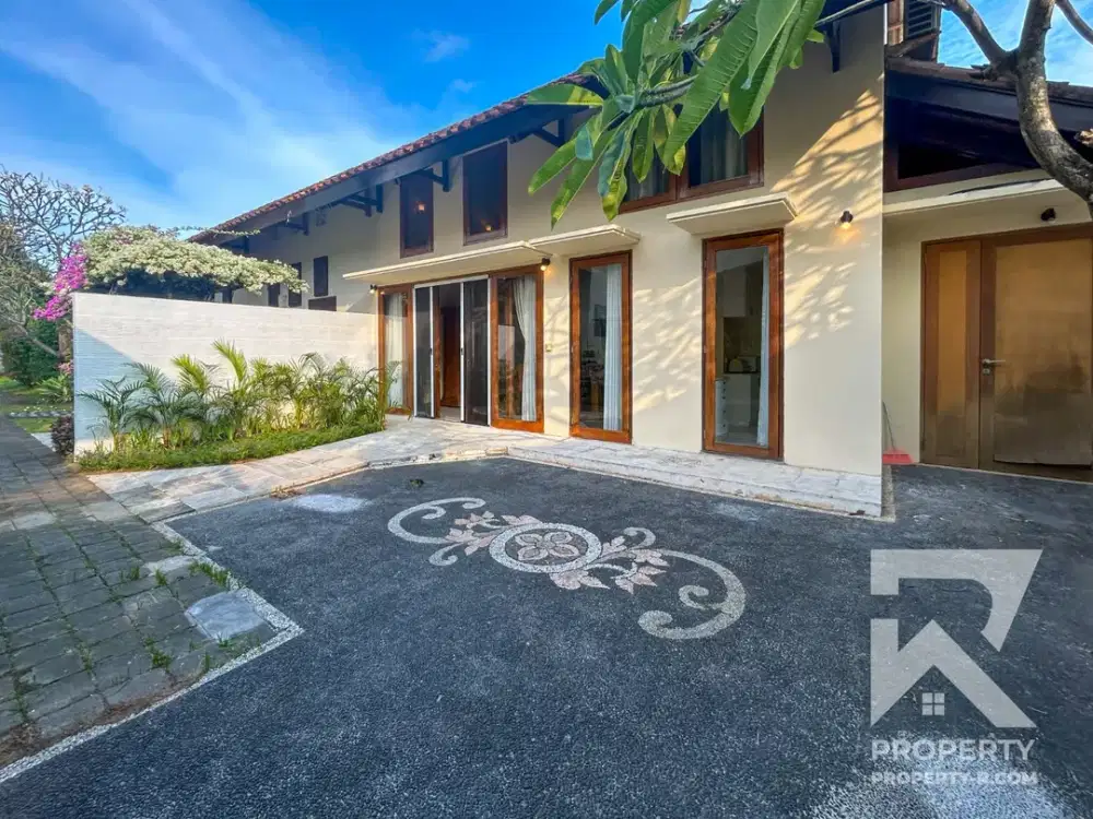 Villa Kontemporer Menghadap Taman di Pusat Sanur – Sewa Tahunan
