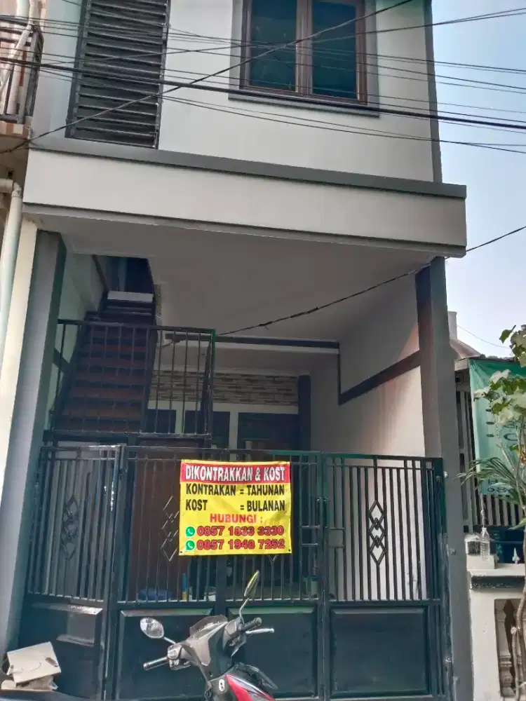 Disewakan per Tahun Rumah 2 lantai di lokasi strategis