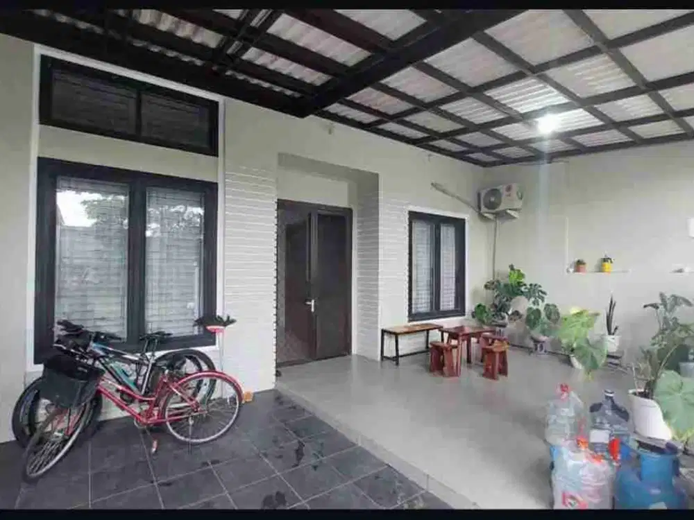 Rumah nyaman strategis Ketintang Surabaya selatan