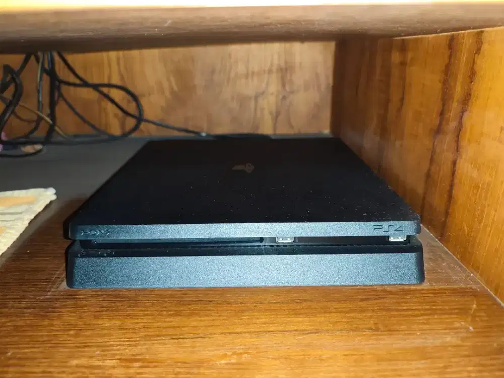 Ps4 slim 1 tb like new