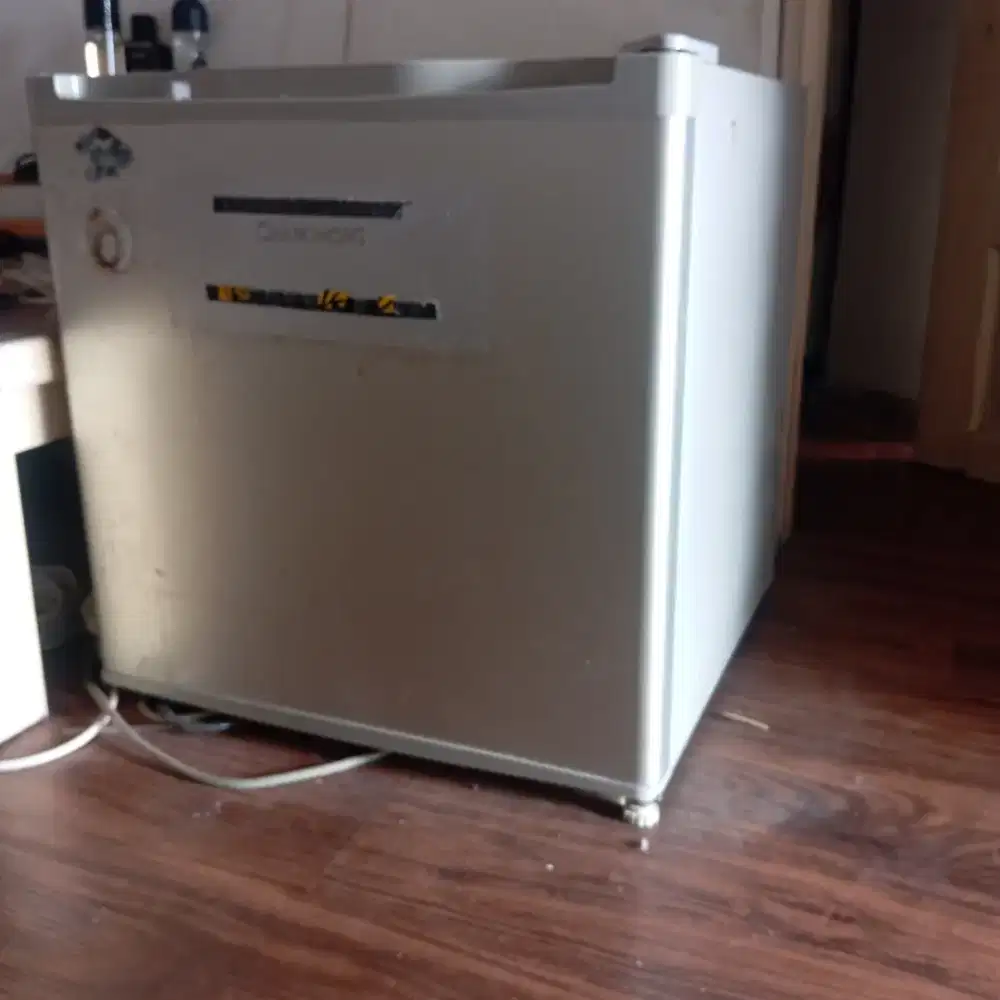 Freezer kulkas mini murah merk Changhong kondisi normal