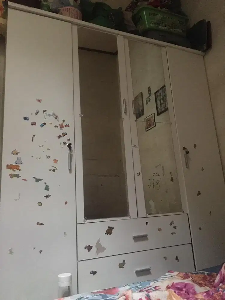 dijual cepat lemari pakaian ukuran 159x182